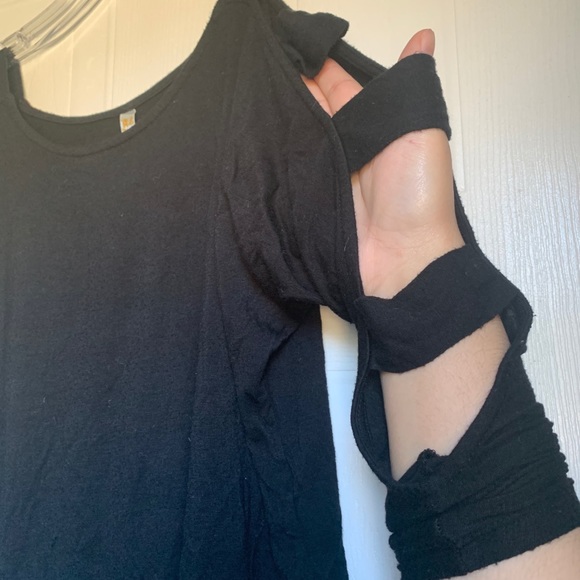 Black crop top with open shoulders - Picture 2 of 2